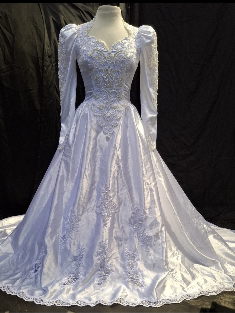 Vintage Elegant White Bridal Ball Gown Dress with Beaded Embroidery Size 10